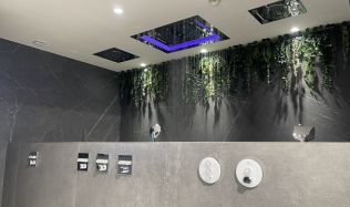 Moderní koupelnové vybavení promění rychlou sprchu v jedinečný zážitek Koupelny plné inspirace - Moderní koupelnové vybavení promění rychlou sprchu v jedinečný zážitek